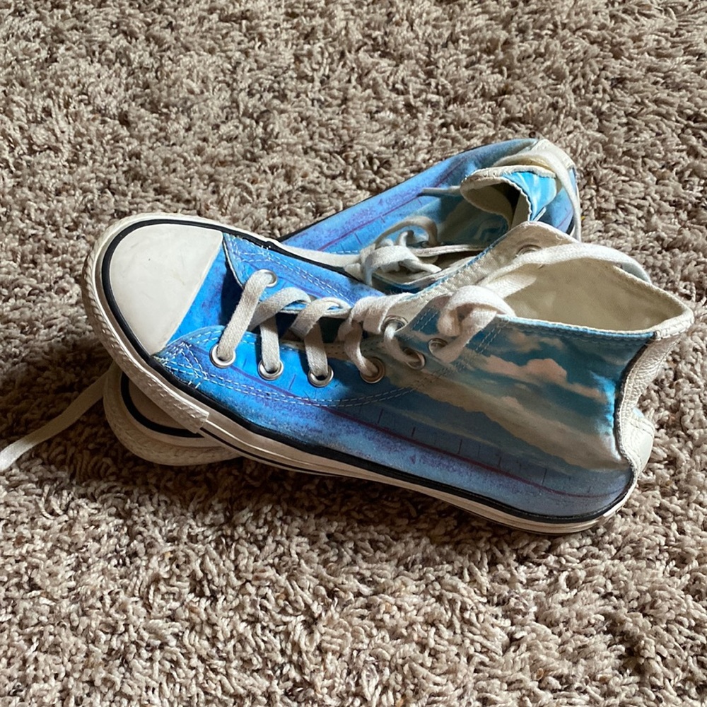 super cute horizon high top converse!